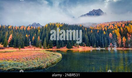 Magnifique paysage d'automne. Une scène matinale à couper le souffle du lac Misurina dans le parc national Tre cime di Lavaredo. Vue spectaculaire sur les Alpes Dolomites en automne Banque D'Images