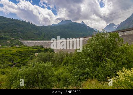 Vue sur le barrage du lac Morasco dans la vallée de Formazza et dans la province de Verbano-Cusio-Ossola, en Italie Banque D'Images