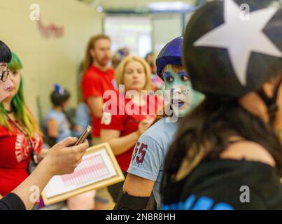 Les patineurs Roller derby portent des vêtements qui rappellent le nom de leur équipe de ligue mixte Scare Bears Banque D'Images