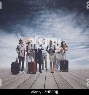 Groupe de voyageurs attendant avec des bagages sur une terrasse en bois entourée d'un ciel nuageux, imagination et concept de voyage Banque D'Images