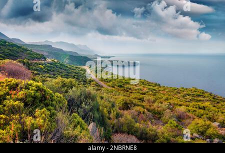 Vue spectaculaire sur la péninsule du Péloponnèse, Grèce, Europe. Paysage marin du matin aérien de la mer de Myrtoa. Beauté de la nature concept fond. Banque D'Images