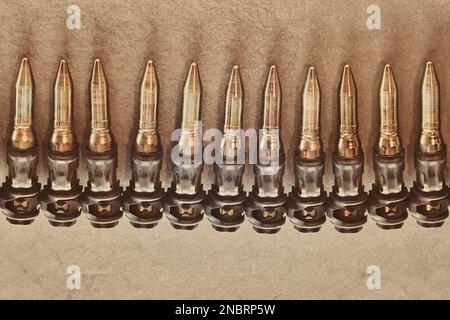 Image de style rétro d'une ceinture de munitions de mitrailleuse militaire Banque D'Images