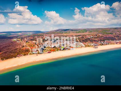 Vue imprenable sur le printemps depuis le drone volant de la plage d'Albena. Paysage marin ensoleillé de la mer Noire, Bulgarie, Europe. Présentation du concept de déplacement. Banque D'Images