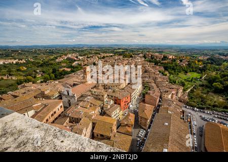 Paysage de haut-angle, vue panoramique d'oiseau-oeil du point le plus élevé de Sienne, Toscane, Italie, de son ancienne tour de brique. Voyage d'automne élevé Banque D'Images