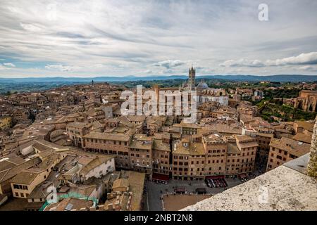 Paysage de haut-angle, vue panoramique d'oiseau-oeil du point le plus élevé de Sienne, Toscane, Italie, de son ancienne tour de brique. Voyage d'automne élevé Banque D'Images