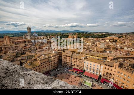 Paysage de haut-angle, vue panoramique d'oiseau-oeil du point le plus élevé de Sienne, Toscane, Italie, de son ancienne tour de brique. Voyage d'automne élevé Banque D'Images