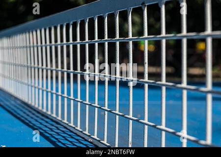 Ping-pong joueur de service, le flou de mouvement, la mise au point sur le ballon dans l'air Banque D'Images