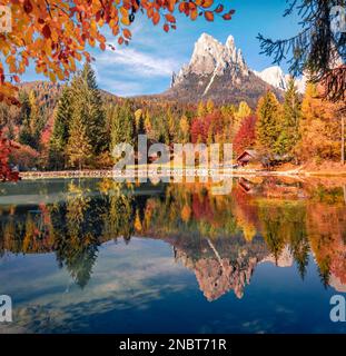 Superbe vue d'automne sur le lac Welsperg. Grande scène matinale de Tonadico, province de trente, Italie, Europe. Paysage coloré des Alpes Dolomites. Beauté Banque D'Images