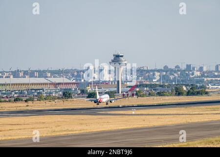 Avion blanc, rouge et vert Royal Air Maroc, décoré d'étoiles et d'hexagones de couleur, avec le train d'atterrissage abaissé, approchant l'aéroport. Banque D'Images