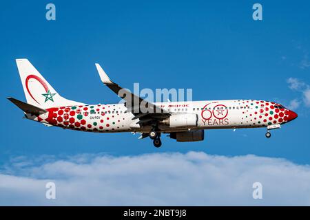 Avion blanc, rouge et vert Royal Air Maroc, décoré d'étoiles et d'hexagones de couleur, avec le train d'atterrissage abaissé, approchant l'aéroport. Banque D'Images