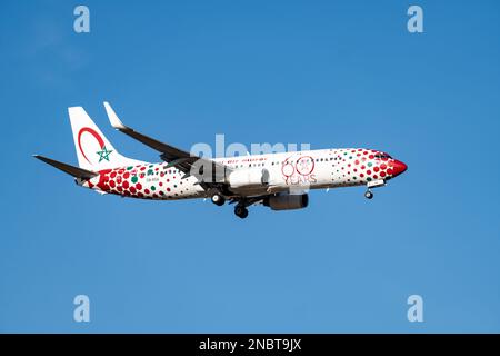 Avion blanc, rouge et vert Royal Air Maroc, décoré d'étoiles et d'hexagones de couleur, avec le train d'atterrissage abaissé, approchant l'aéroport. Banque D'Images