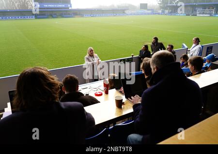 Emma Hayes, directrice féminine de Chelsea, parle avec les médias lors d'un événement médiatique du SMCD à Kingsmeadow, Londres. En septembre, le gouvernement a annoncé le lancement d’une étude sur le football féminin domestique, présidée par l’ancienne Angleterre et la footballeur britannique Karen Carney MBE, l’étude approfondie examinera comment assurer une croissance audacieuse et durable du jeu au niveau de l’élite et de la base. Date de la photo: Mardi 14 février 2023. Banque D'Images