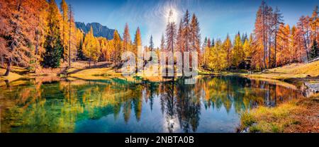 Vue d'automne panoramique sur le lac Scinin. Magnifique scène matinale de la périphérie de la ville de Cortina d'Ampezzo, province de Belluno, Italie, Europe. Des terres colorées Banque D'Images