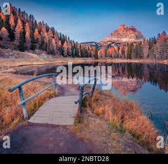 Calme scène automnale du lac Antorno avec le pic de Tre Cime Di Lavaredo en arrière-plan. Scène nocturne des Alpes Dolomites, Italie, Europe. Superbe autum Banque D'Images