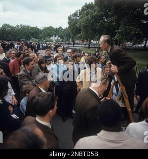 Londres 1972. Les gens se sont réunis pour écouter un homme qui parle depuis une échelle à Speakerss' Corner, dans le coin nord-ouest de Hyde Park. Kristoffersson réf. dv7 Banque D'Images