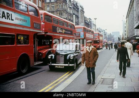 Londres 1972. Vue sur la rue Oxford Street avec le trafic, les bus et les taxis. Kristoffersson réf. dv7 Banque D'Images