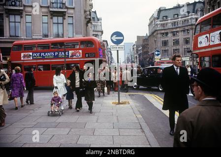 Londres 1972. Vue sur la rue Oxford Street avec le trafic, les bus et les taxis. Le panneau aller simple indique John Prince's Street, en face d'Oxford Circus et Regent Street, en traversant Oxford Street. Kristoffersson réf. dv7 Banque D'Images