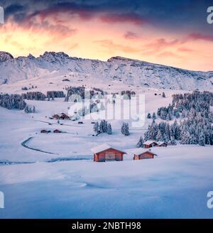 Paysage d'hiver intact. Vue spectaculaire du village d'Alpe di Siusi le matin. Incroyable scène d'hiver des Alpes Dolomites. Station de ski populaire à Ityal Banque D'Images