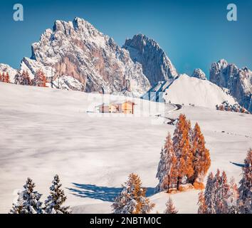 Deux chalets en bois sur la vallée de la montagne. Magnifique vue du matin sur le village d'Alpe di Siusi avec le sommet de Furchetta en arrière-plan. Superbe scène d'hiver de Dolomi Banque D'Images