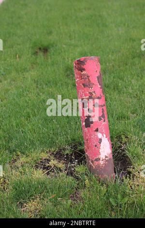 Poteau en acier solide debout dans les champs. Banque D'Images