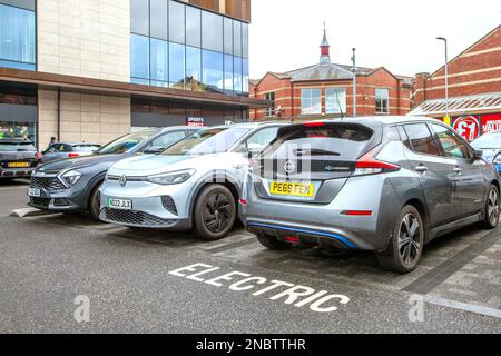 Édition de lancement 2019 gris NISSAN LEAF plus. 2022 VW Volkswagen ID4 LIFE SEL TSI 4MOTION DSG, point de charge de voiture électrique, Flat Iron Shoppers car Park, Chorley Royaume-Uni Banque D'Images