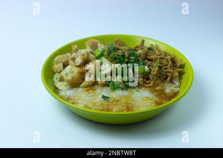 Un bol de porridge de poulet (bur ayam) c'est la nourriture de petit déjeuner Indonésie Banque D'Images