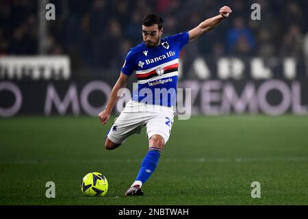 Gênes, Italie. 13 février 2023. Harry Winks de UC Sampdoria lance le ballon pendant le match de football de la série A entre UC Sampdoria et le FC Internazionale. Credit: Nicolò Campo/Alay Live News Banque D'Images