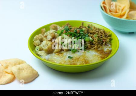 Un bol de porridge de poulet (bur ayam) c'est la nourriture de petit déjeuner Indonésie Banque D'Images