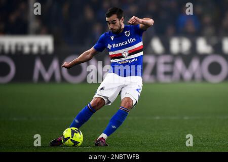 Gênes, Italie. 13 février 2023. Harry Winks de UC Sampdoria lance le ballon pendant le match de football de la série A entre UC Sampdoria et le FC Internazionale. Credit: Nicolò Campo/Alay Live News Banque D'Images