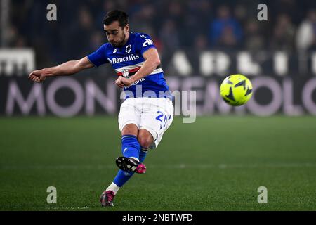 Gênes, Italie. 13 février 2023. Harry Winks de UC Sampdoria lance le ballon pendant le match de football de la série A entre UC Sampdoria et le FC Internazionale. Credit: Nicolò Campo/Alay Live News Banque D'Images