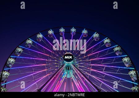 Adélaïde, Australie méridionale - 22 février 2021 : Grande roue Glenelg Mix102,3 sur la place Moseley illuminée au crépuscule, vue dans le ciel nocturne Banque D'Images