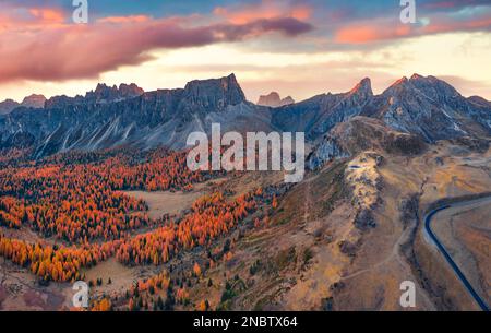 Photographie aérienne de paysage. Vue époustouflante du matin depuis le haut du col de Giau. Magnifique lever de soleil d'automne dans les Alpes Dolomites, Cortina d'Ampezzo locatio Banque D'Images