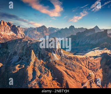 Vue aérienne depuis un drone volant de la route sinueuse Giau Pass avec le pic de Ra Gusela. Fantastique scène automnale des Alpes Dolomites, province de Belluno, Italie, Europe. Banque D'Images