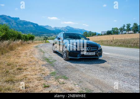 Voiture Mercedes britannique classe C sur une route de montagne française dans les Alpes près de Grenoble Banque D'Images