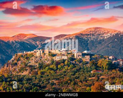 Majestueux lever de soleil de printemps sur le château d'Himara, Vlore. Scène matinale colorée d'Albanie, Europe. Présentation du concept de déplacement. Banque D'Images