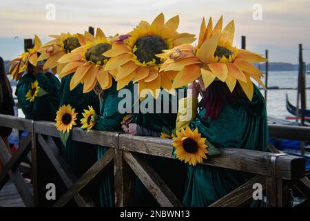 Le carnaval de Venise 2023 a commencé à Venise, en Italie, avec une parade de costumes de carnaval et de masques. L'image est de 11 février 2023. (CTK photo/Petr mal Banque D'Images