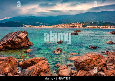 Incroyable vue en soirée sur la plage publique de Potam. Sombre paysage marin matinal de la mer Adriatique. Magnifique paysage urbain de la ville de Himare, Albanie, Europe. Déplacement Banque D'Images