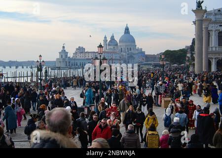 Le carnaval de Venise 2023 a commencé à Venise, en Italie, avec une parade de costumes de carnaval et de masques. L'image est de 11 février 2023. (CTK photo/Petr mal Banque D'Images