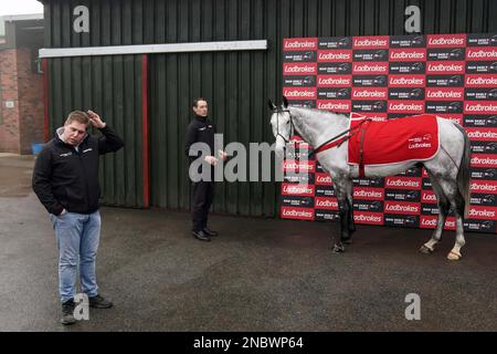 DaN Skelton parle aux médias aux côtés d'Unexpected Party, lors d'une visite des écuries de Dan Skelton à Lodge Hill, à Alcester. Date de la photo: Mardi 14 février 2023. Banque D'Images