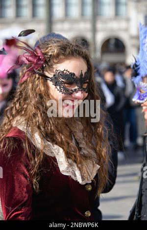 Le carnaval de Venise 2023 a commencé à Venise, en Italie, avec une parade de costumes de carnaval et de masques. L'image est de 11 février 2023. (CTK photo/Petr mal Banque D'Images