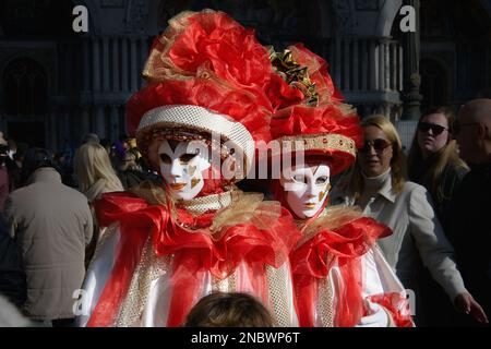 Le carnaval de Venise 2023 a commencé à Venise, en Italie, avec une parade de costumes de carnaval et de masques. L'image est de 11 février 2023. (CTK photo/Petr mal Banque D'Images