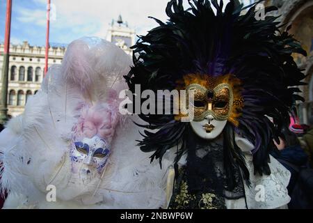 Le carnaval de Venise 2023 a commencé à Venise, en Italie, avec une parade de costumes de carnaval et de masques. L'image est de 11 février 2023. (CTK photo/Petr mal Banque D'Images