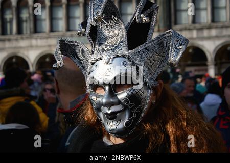 Le carnaval de Venise 2023 a commencé à Venise, en Italie, avec une parade de costumes de carnaval et de masques. L'image est de 11 février 2023. (CTK photo/Petr mal Banque D'Images