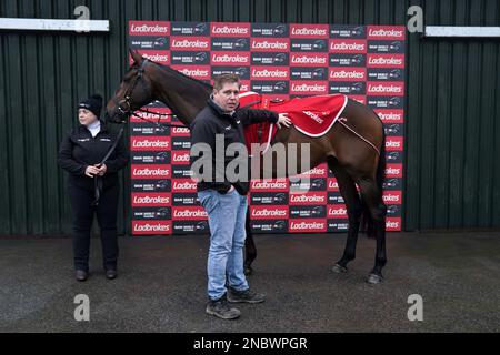 DaN Skelton parle aux médias aux côtés de Protektorat, lors d'une visite des écuries de Dan Skelton à Lodge Hill, à Alcester. Date de la photo: Mardi 14 février 2023. Banque D'Images