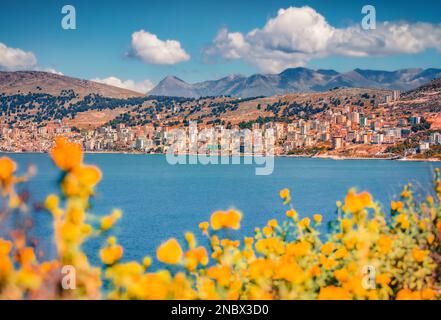 Paysage urbain ensoleillé de Saranda. Superbe vue d'été sur la Riviera albanaise, dans le sud de l'Albanie, en Europe. Scène matinale colorée de mer Ionienne avec humour Banque D'Images