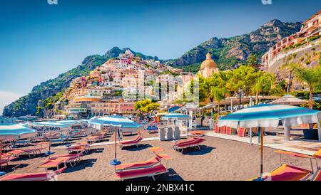 Spectaculaire paysage urbain d'été d'un village en bord de falaise sur la côte amalfitaine du sud de l'Italie - Positano. Paysage marin étonnant de la mer Méditerranée. Vacances con Banque D'Images