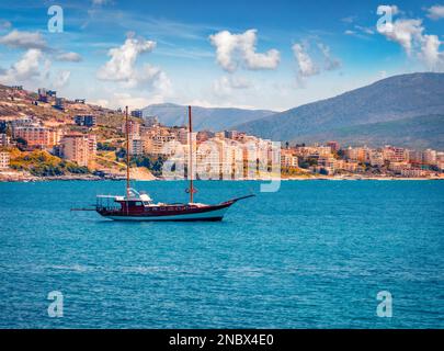 Bateau en bois sur la rive du port de Saranda. Magnifique paysage printanier de la mer Ionienne. Belle scène du matin de l'Albanie, Euroepe. Concept de voyage backgrou Banque D'Images