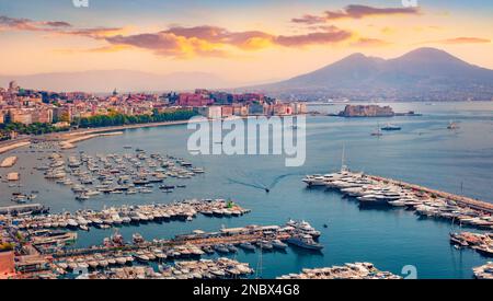 Paysage urbain aérien d'été du port de Naples. Magnifique coucher de soleil en Italie, en Europe. Paysage marin incroyable de paysage méditerranéen. Présentation du concept de déplacement Banque D'Images