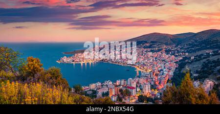 Panorama panoramique du port de Saranda le matin. Grand lever de soleil sur la mer Ionienne. Incroyable scène extérieure de l'Albanie, vue du château de Lekursi. Déplacement c Banque D'Images