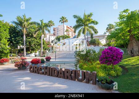 L'orchidarium d'Estepona dans la ville d'Estepona, province de Malaga, Espagne. Entrée à l'orchidarium Estepona, vue principale sur le bâtiment Banque D'Images